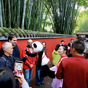 “做一天成都人”為何在五一假期爆火 城市營(yíng)銷(xiāo)與體驗(yàn)經(jīng)濟(jì)的雙贏樣本